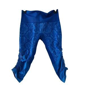 LULULEMON The Flow Crop II Blue Snakeskin Capri Size 8